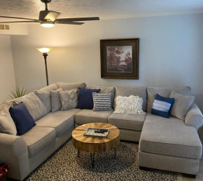 Lovely 2 bed Condo with pool and lake nearby